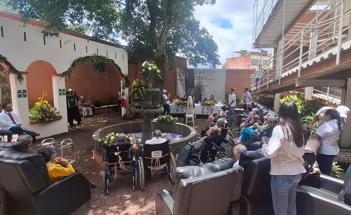 Entre poesía y música celebran Día del Abuelo en asilo de Xalapa