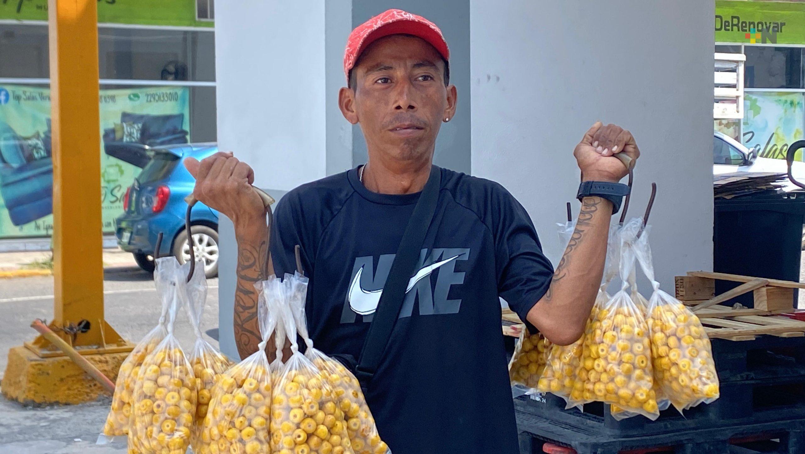 René, el vendedor de nanche en semáforos de Veracruz, advierte que la temporada está por terminar