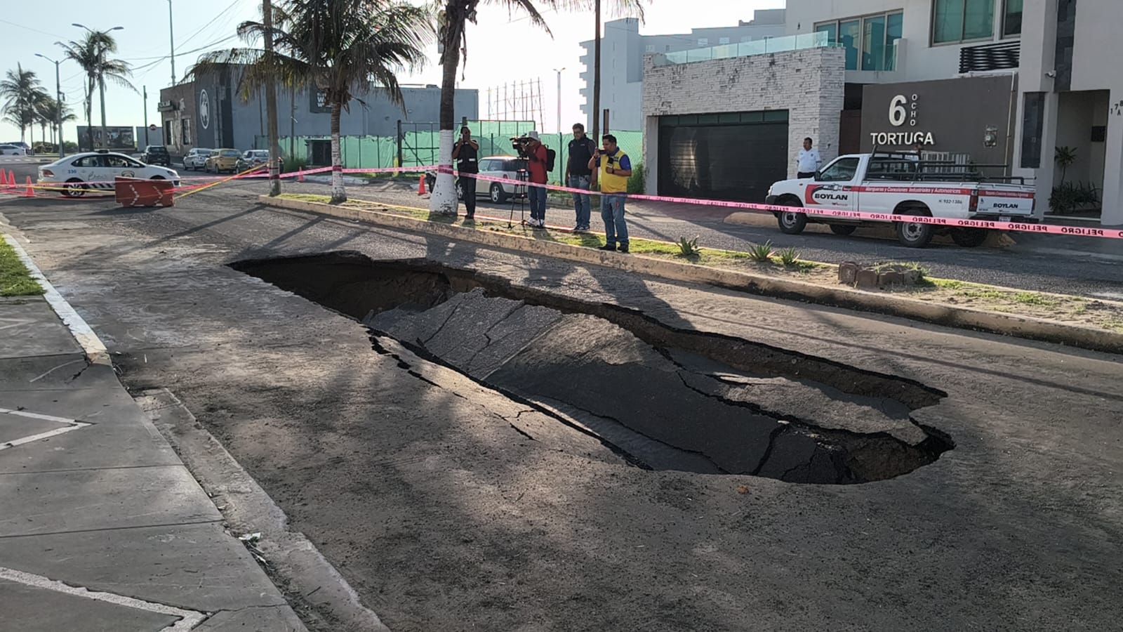 Reportan socavón en fraccionamiento Costa de Oro