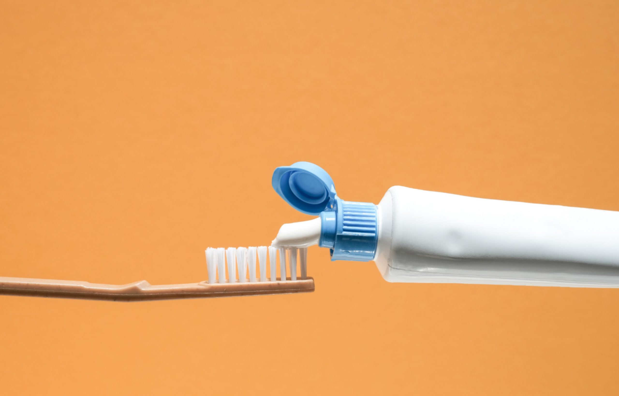 Cofepris retira del mercado pasta dental por riesgos a la salud