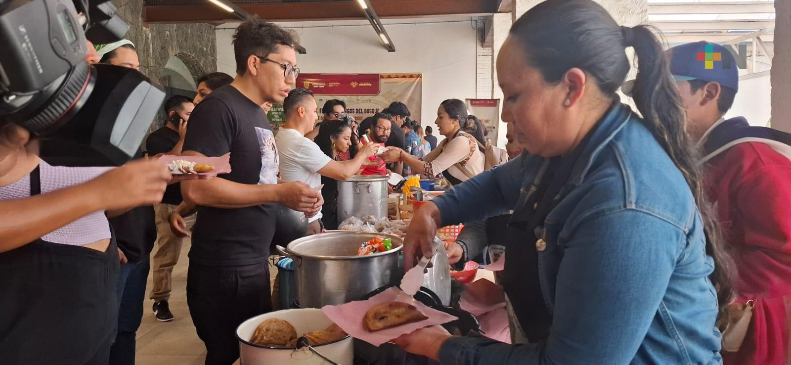 Estudiantes xalapeños prueban variedad de guisos hechos con hongos