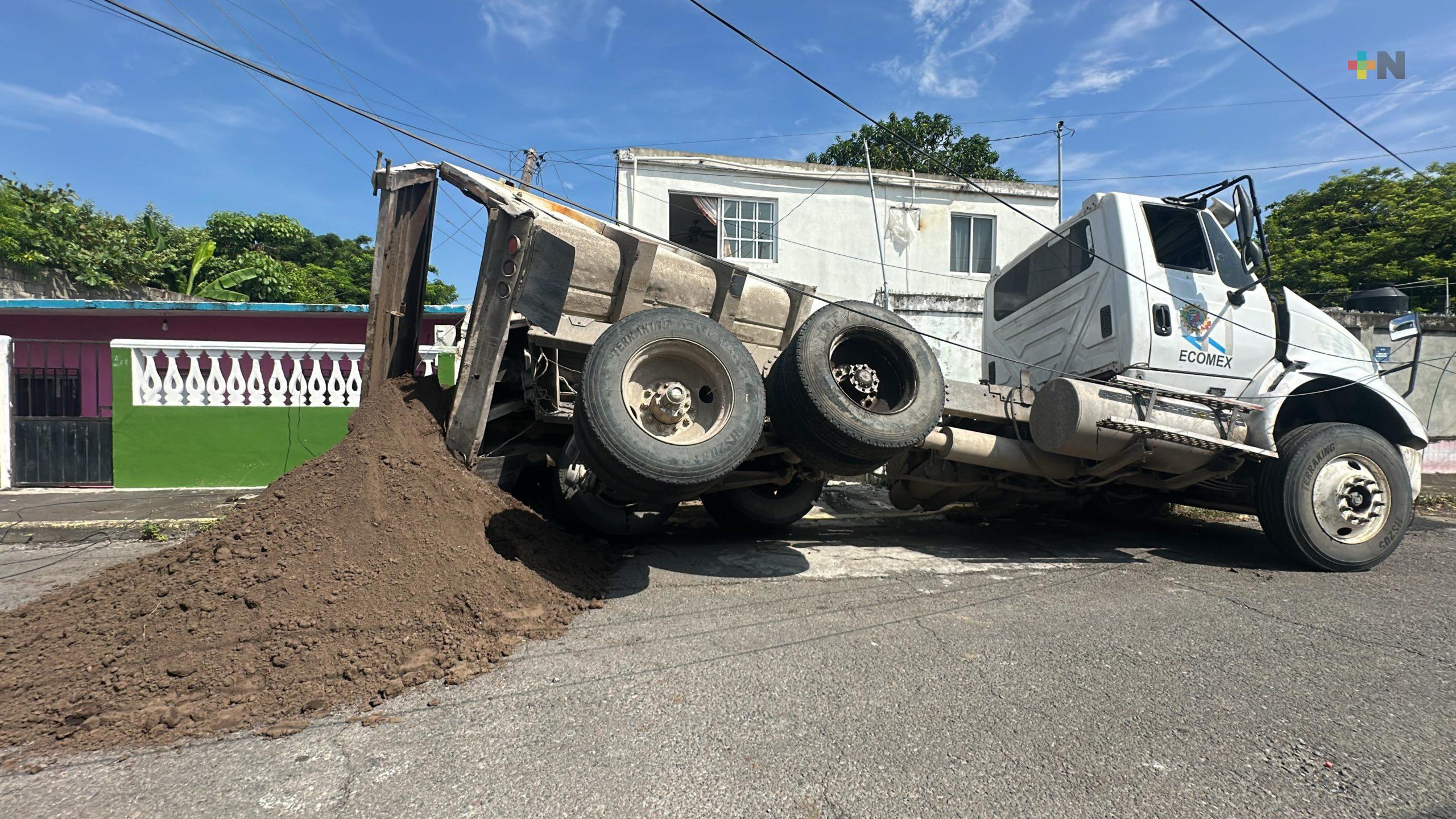 Se registra volcadura de camión de carga en colonia de Veracruz