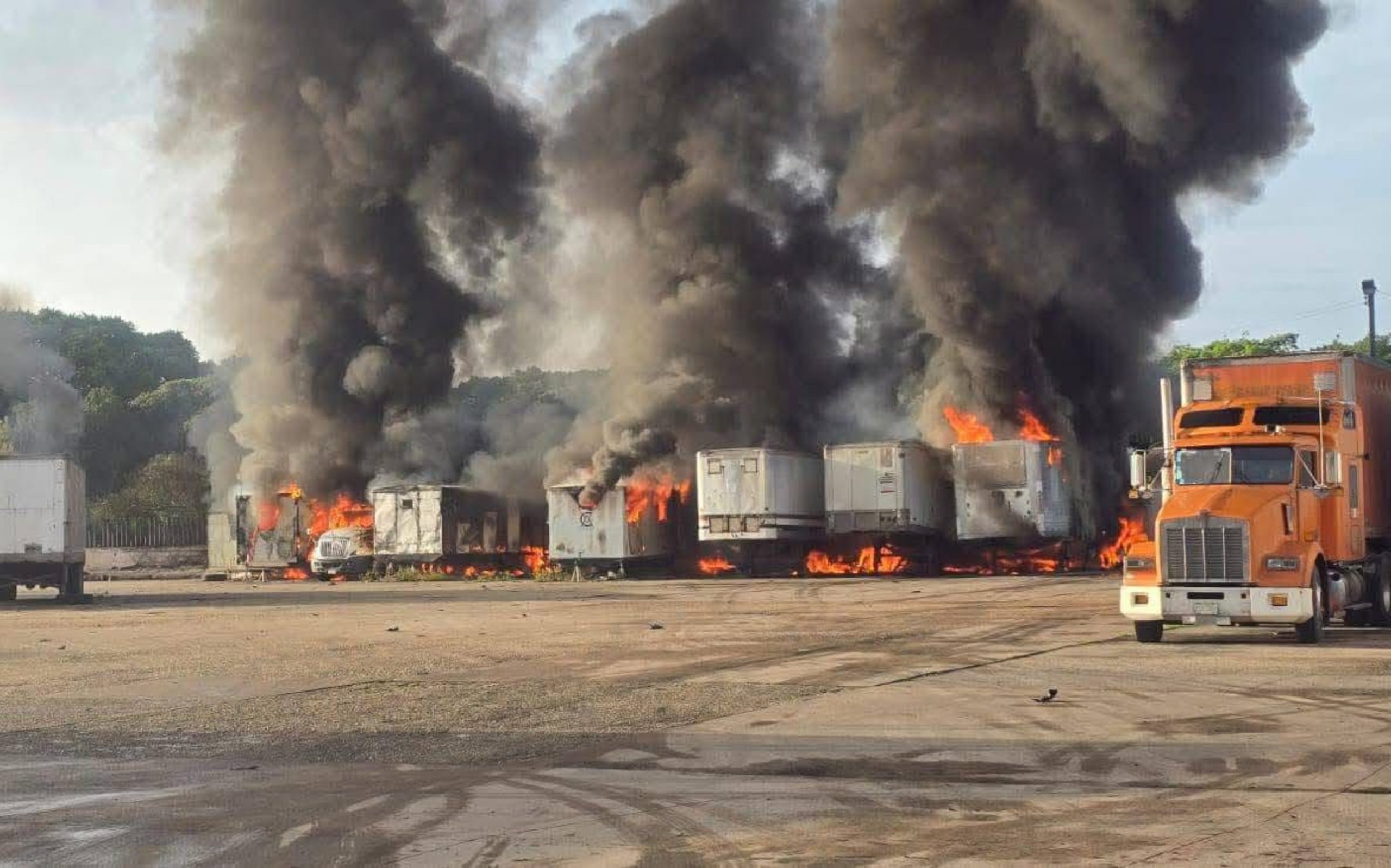 Incendio consume varias unidades pesadas en Complejo Petroquímico Pajaritos