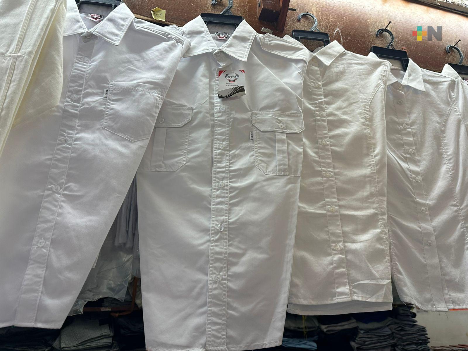 Inicia la compra de uniformes escolares, previo al regreso a clases