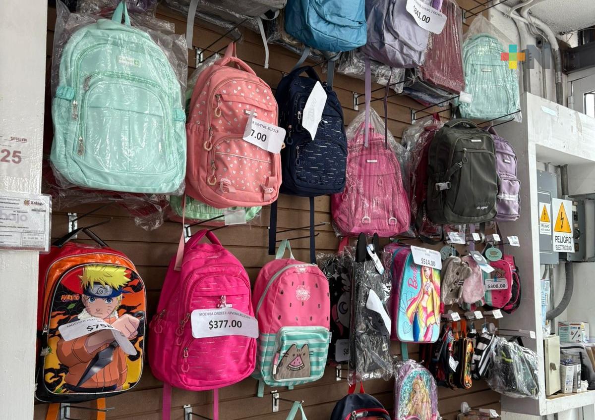 Papelerías y comercios de Xalapa se preparan para el regreso a clases