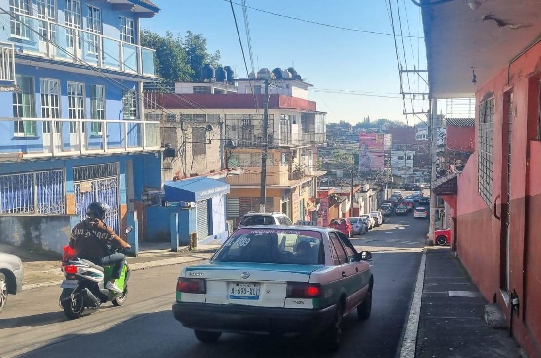 Cielo despejado a medio nublado con probabilidad de lluvias y tormentas por la tarde noche