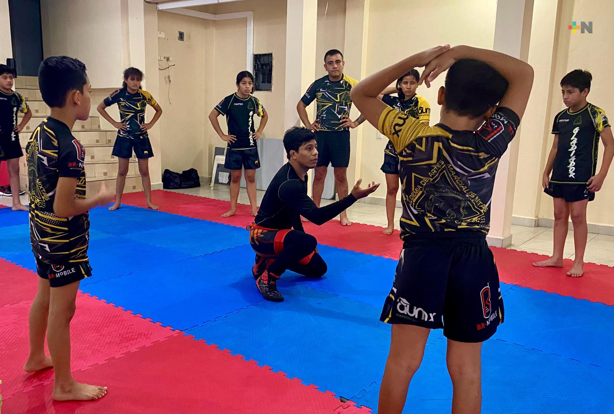 Alberto Rodríguez comparte técnicas de lucha olímpica con jóvenes atletas en Coatzacoalcos