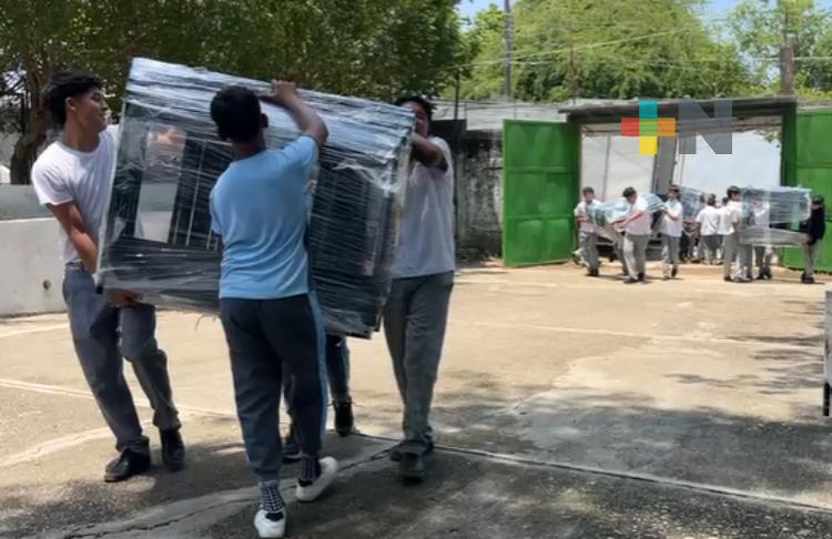 Escuelas de Tres Valles reciben material para dignificar los planteles