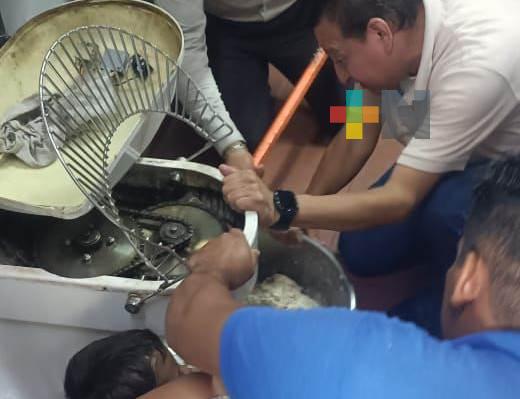 En Minatitlán, cuerpos de emergencia auxilian a menor con brazo atorado en amasadora de pizzería