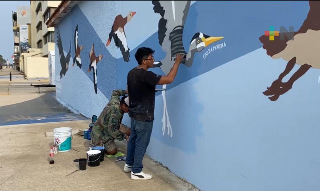 Agrupación restaura mural de aves grafiteado en Coatzacoalcos