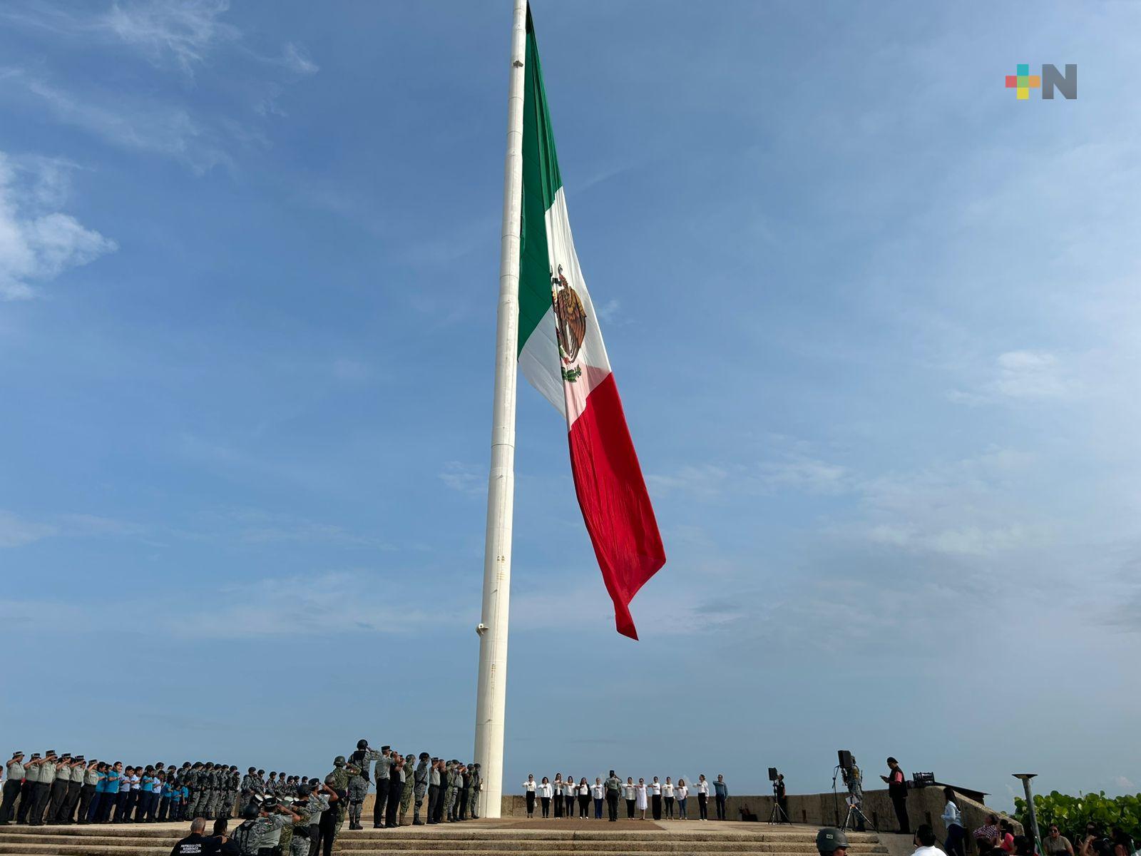 Izan bandera monumental en malecón de Coatzacoalcos