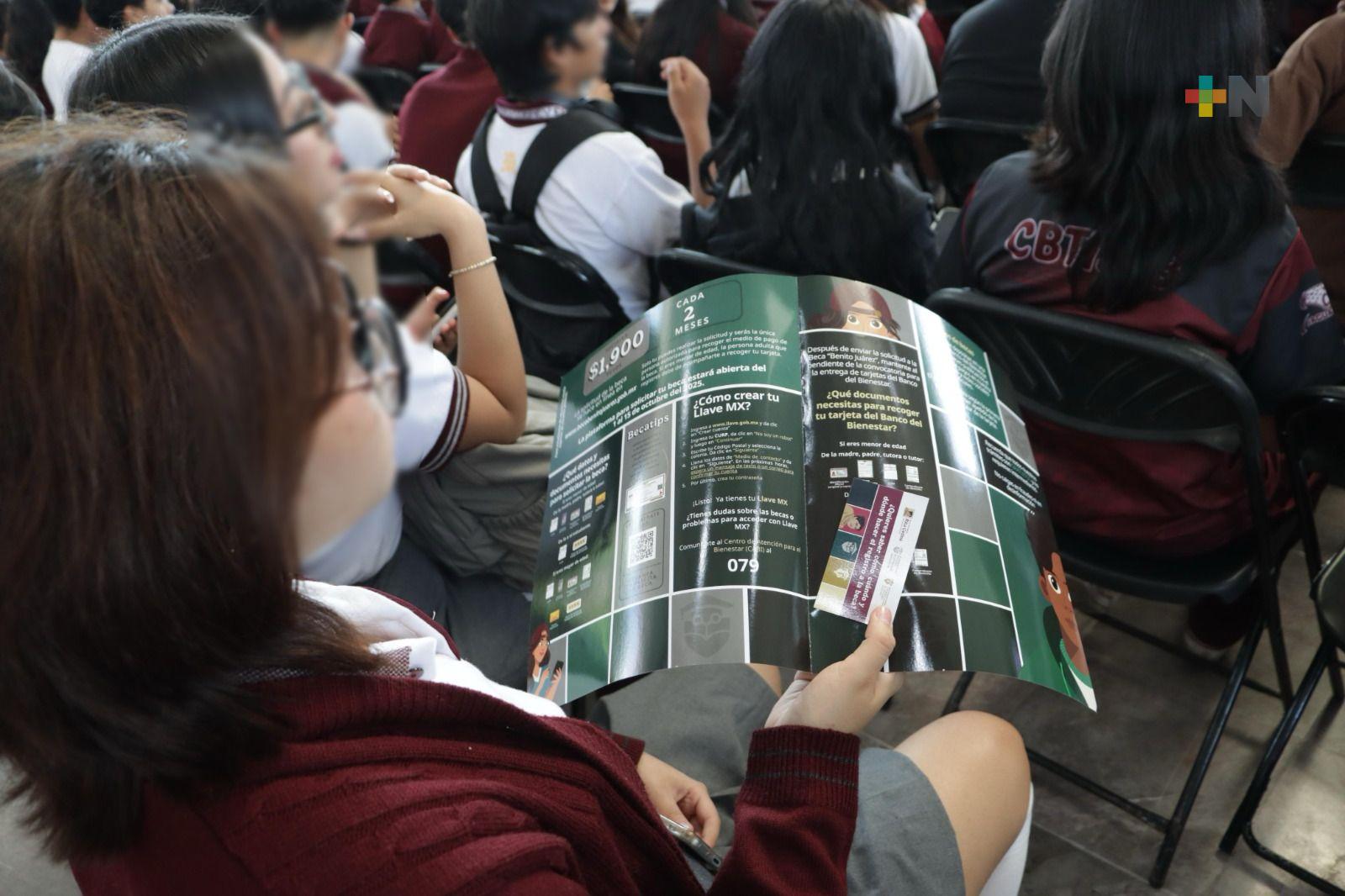 Más de mil 600 jóvenes reciben información para obtener beca Benito Juárez