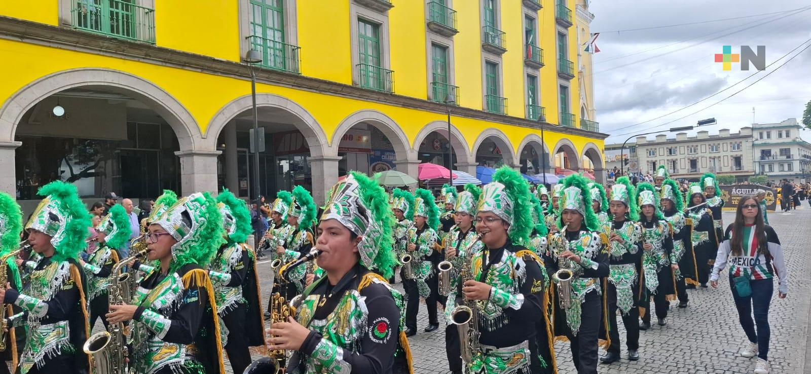 Desfile de bandas en centro de Xalapa por aniversario de Secundaria Técnica 105