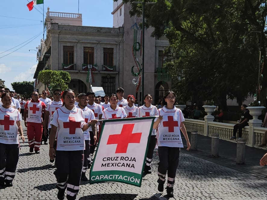 Con desfile conmemoran centenario de la Cruz Roja Mexicana en Xalapa