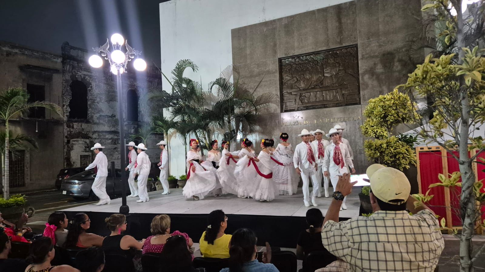 Acercar danzas folclóricas de Veracruz a jóvenes, importante para transmitir cultura
