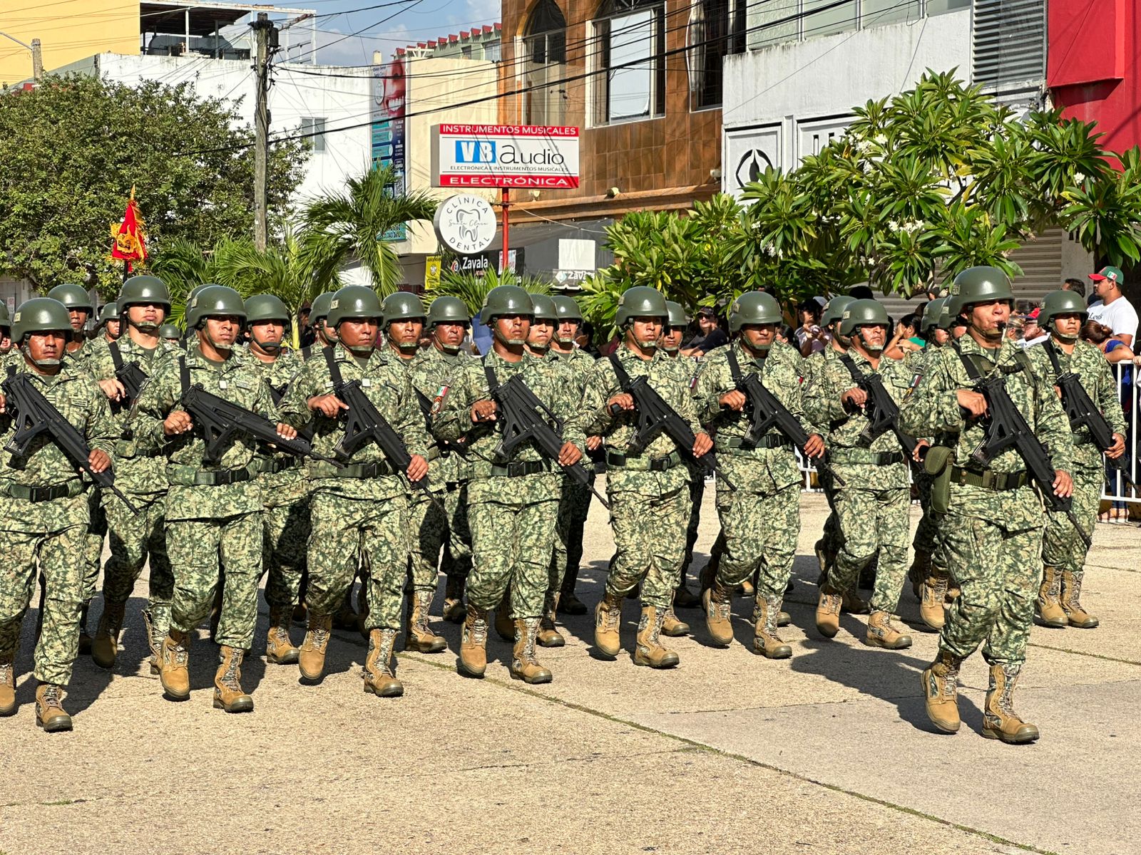 Nutrida participación en desfile cívico – militar de Coatzacoalcos