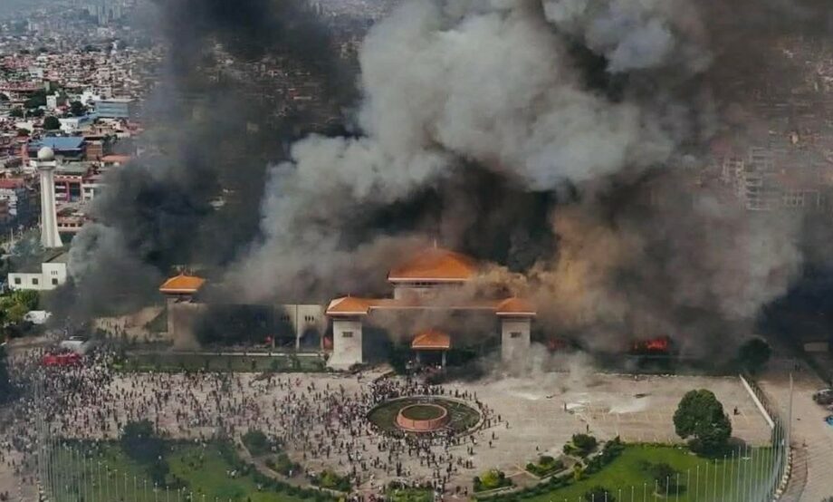 Renuncia primer ministro de Nepal que prohibió redes sociales