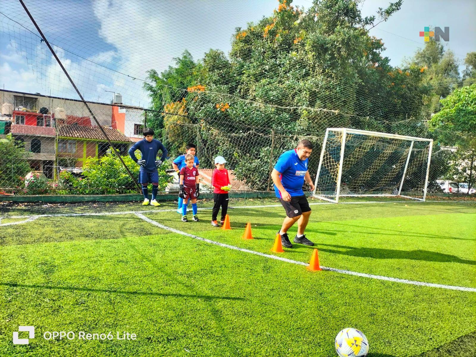 Escuela de futbol Cruz Azul Xalapa entrena a futbolistas y porteros