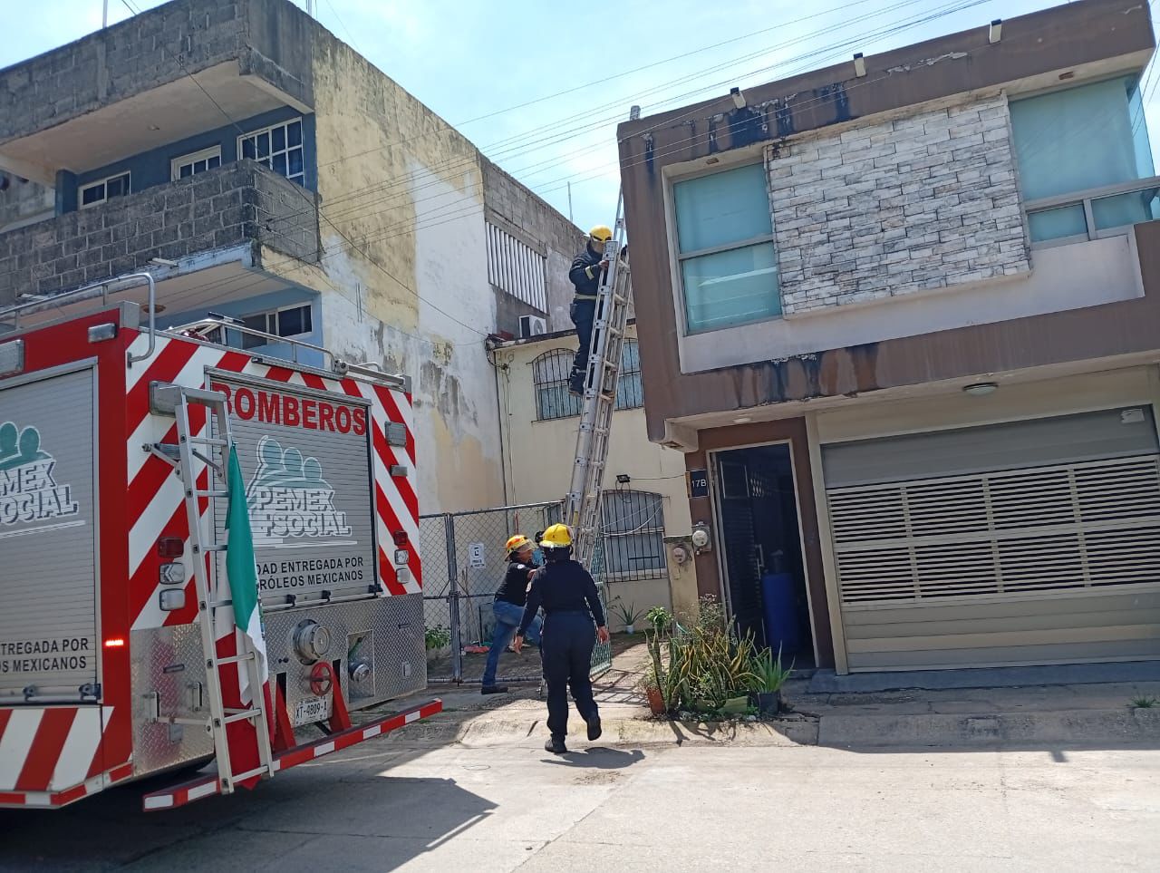 Una persona lesionada en Coatza por explosión causada por gas acumulado en una casa