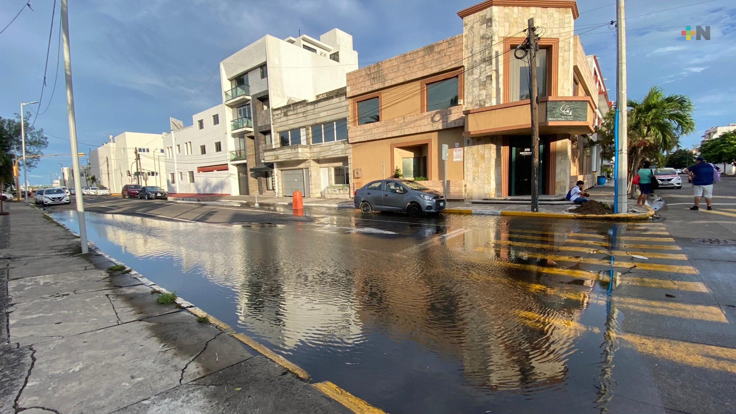 Litros de agua se desperdician por fuga en Veracruz puerto