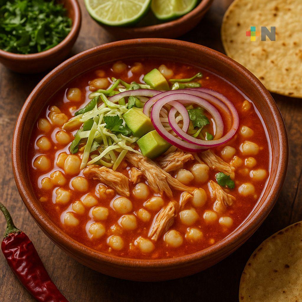 Cerdo, maíz y chile no pueden faltar en el pozole