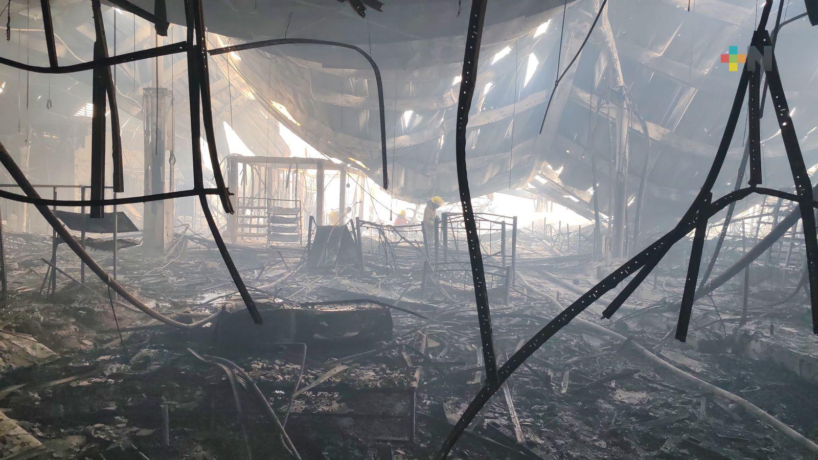 Localizan cuerpo de adulto mayor en remoción de escombros de tienda incendiada