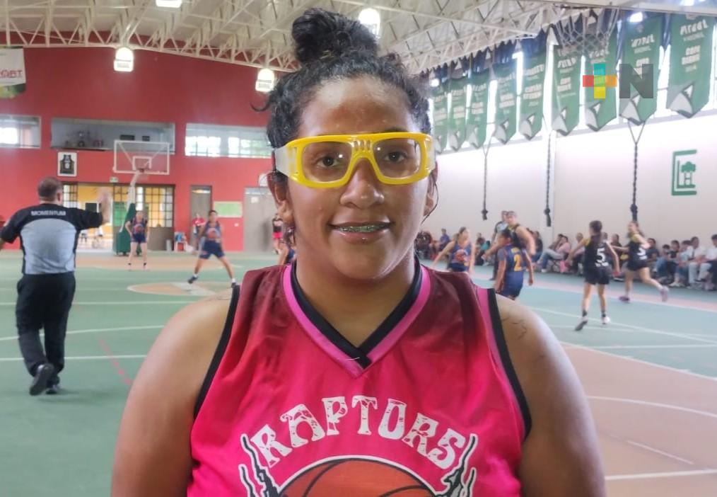 Keyla Reséndiz Bandala, jugadora y entrenadora de baloncesto, vive con pasión su amor por este deporte