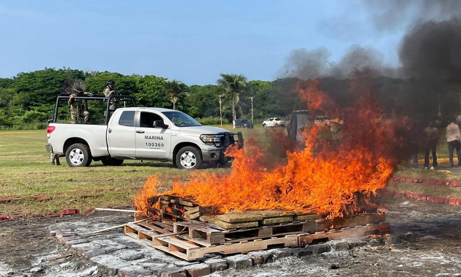 Marina en coordinación con FGR incineran diversos narcóticos en Veracruz