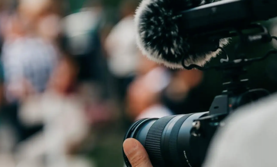 Suspenden a trabajador tras agresión a reportero