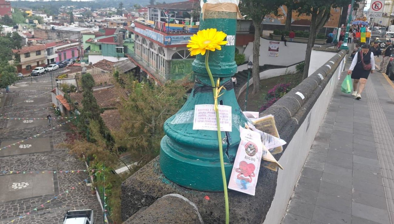 Mensajes de apoyo y flores colocan en puente de Xallitic