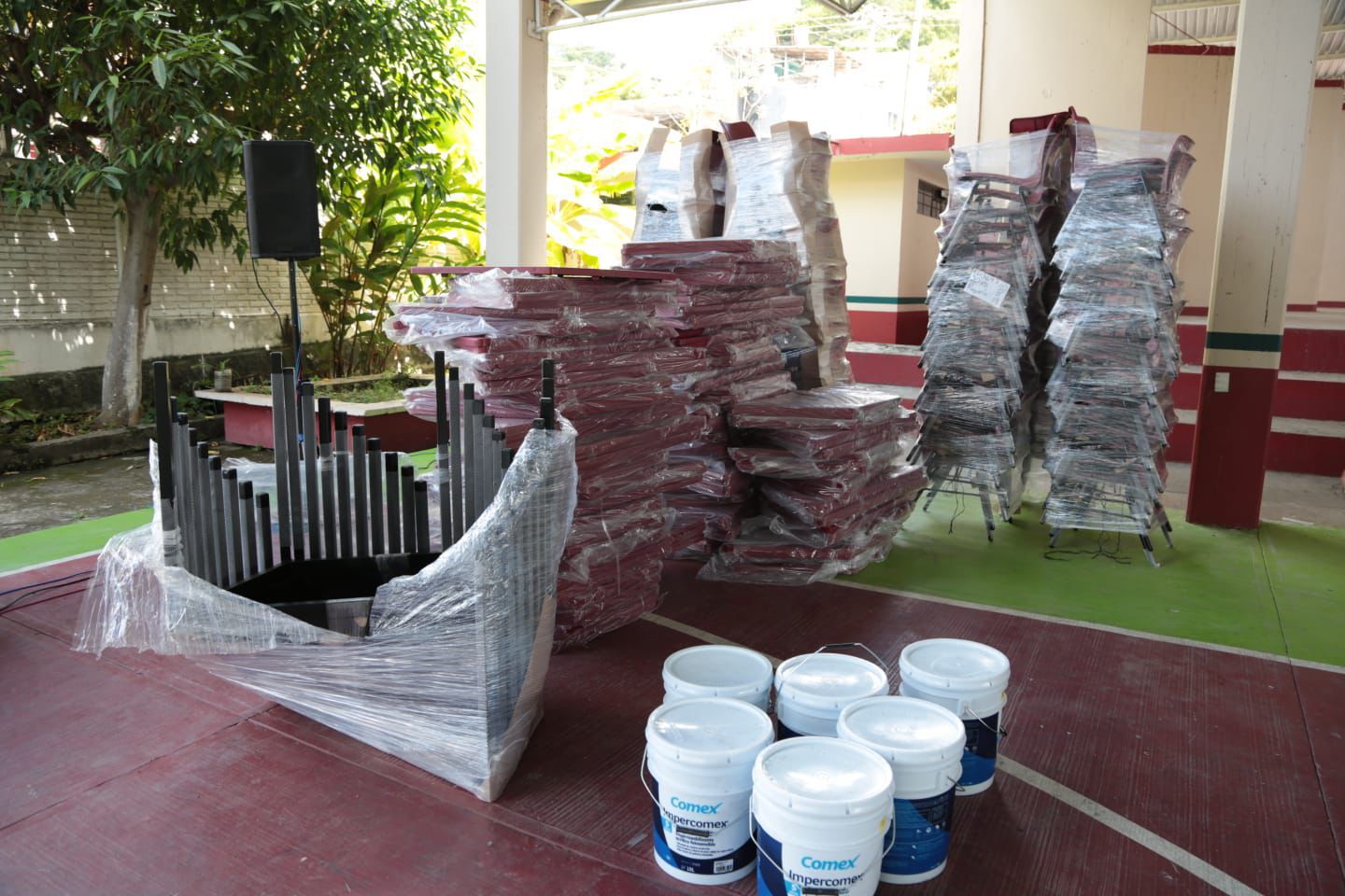 SEV equipa 12 escuelas en Papantla y entrega 250 lentes a estudiantes