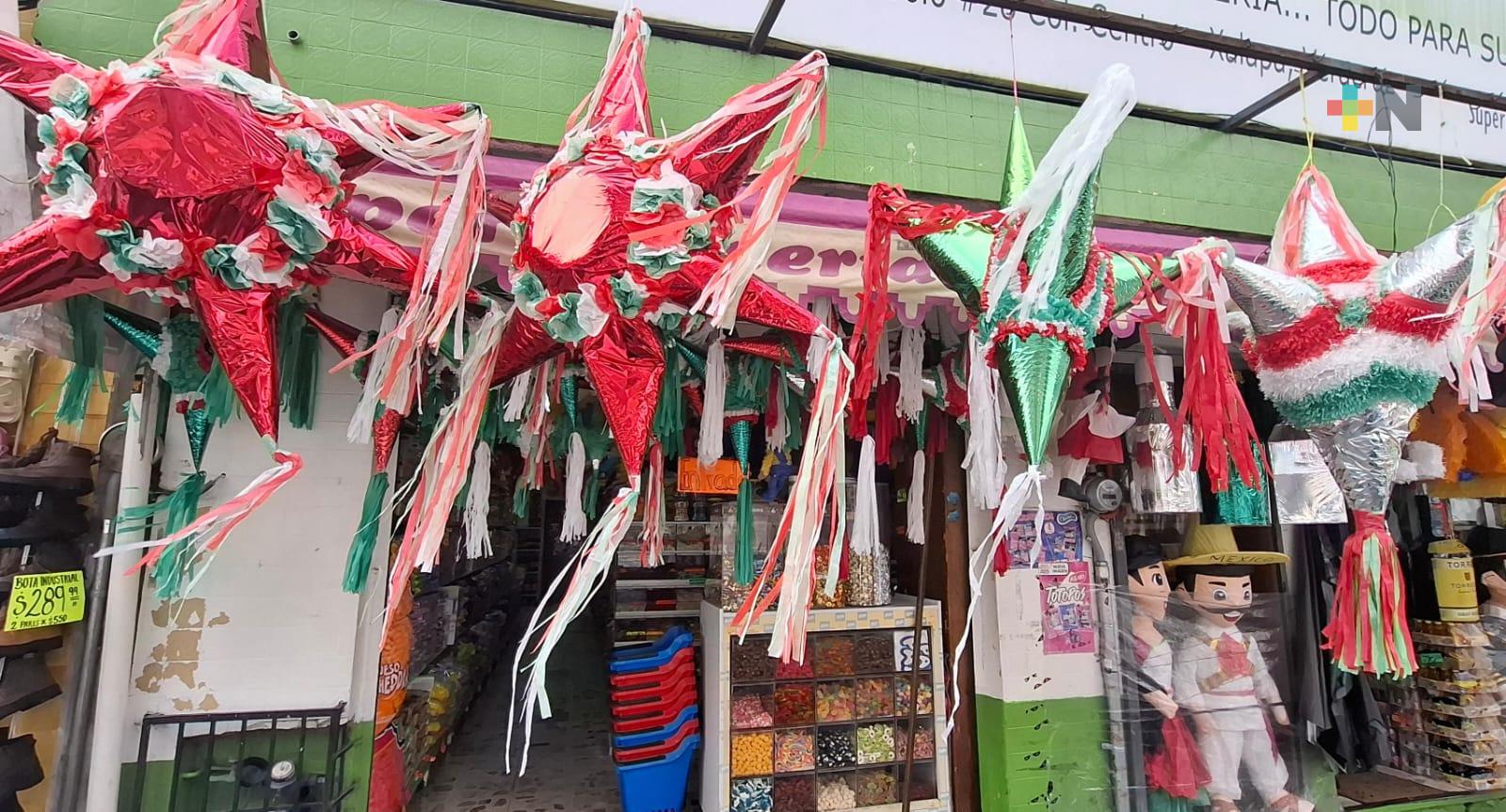Piñatas con motivos patrios se ofertan en dulcerías de Xalapa
