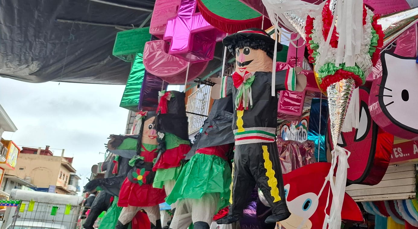 Piñatas con motivos patrios para alegrar el Grito de Independencia