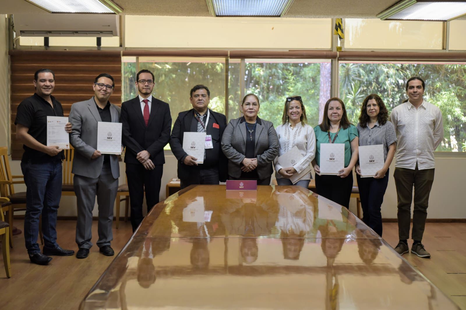 Reconoce SEV labor de docentes del ISMEV; entrega 12 órdenes de presentación