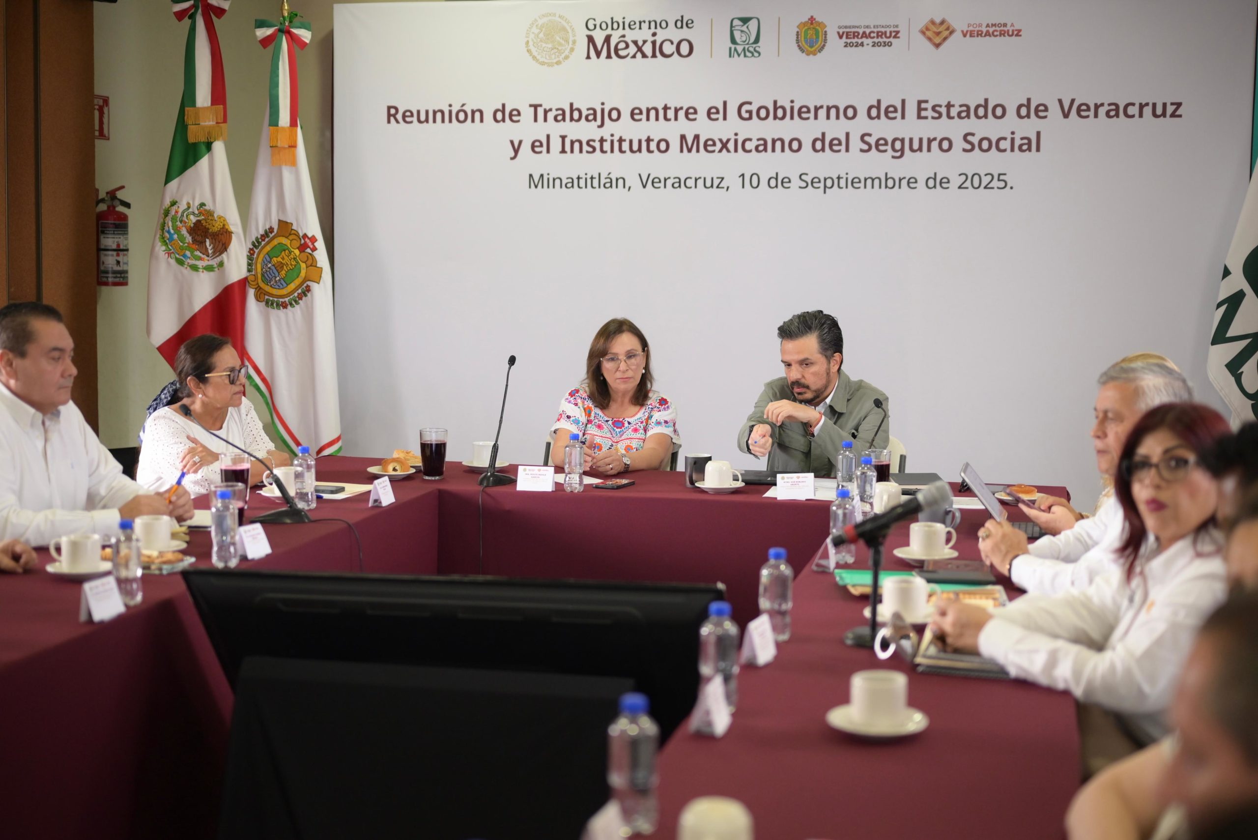 Rocío Nahle y Zoé Robledo coordinan acciones para garantizar atención médica de calidad en Veracruz