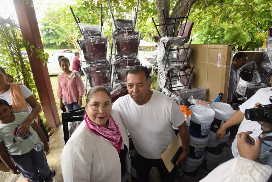 SEV entrega mobiliario y equipo escolar en Tlalixcoyan e Ignacio de la Llave