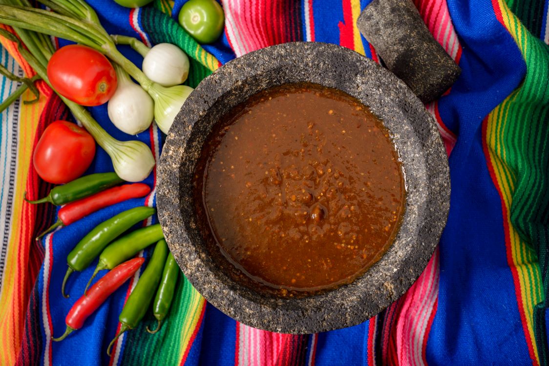 ¡Si no pica, no sabe! Estas son las salsas más populares para la noche mexicana