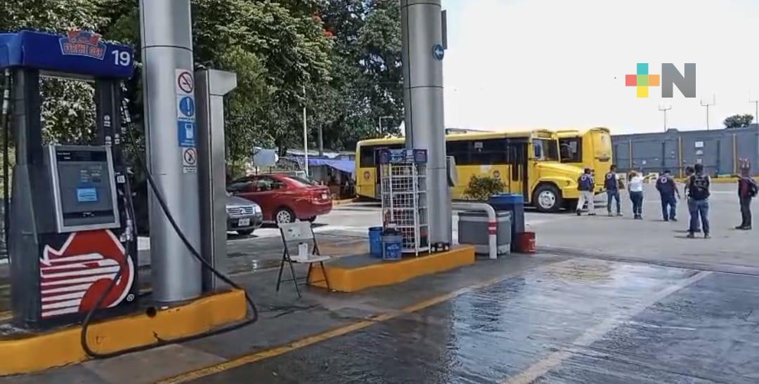Protección Civil suspende actividad informal de taller mecánico en gasolinería de Xalapa