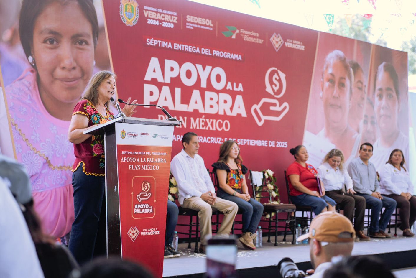 Gobierno de Veracruz entrega Apoyo a la Palabra en Tatahuicapan