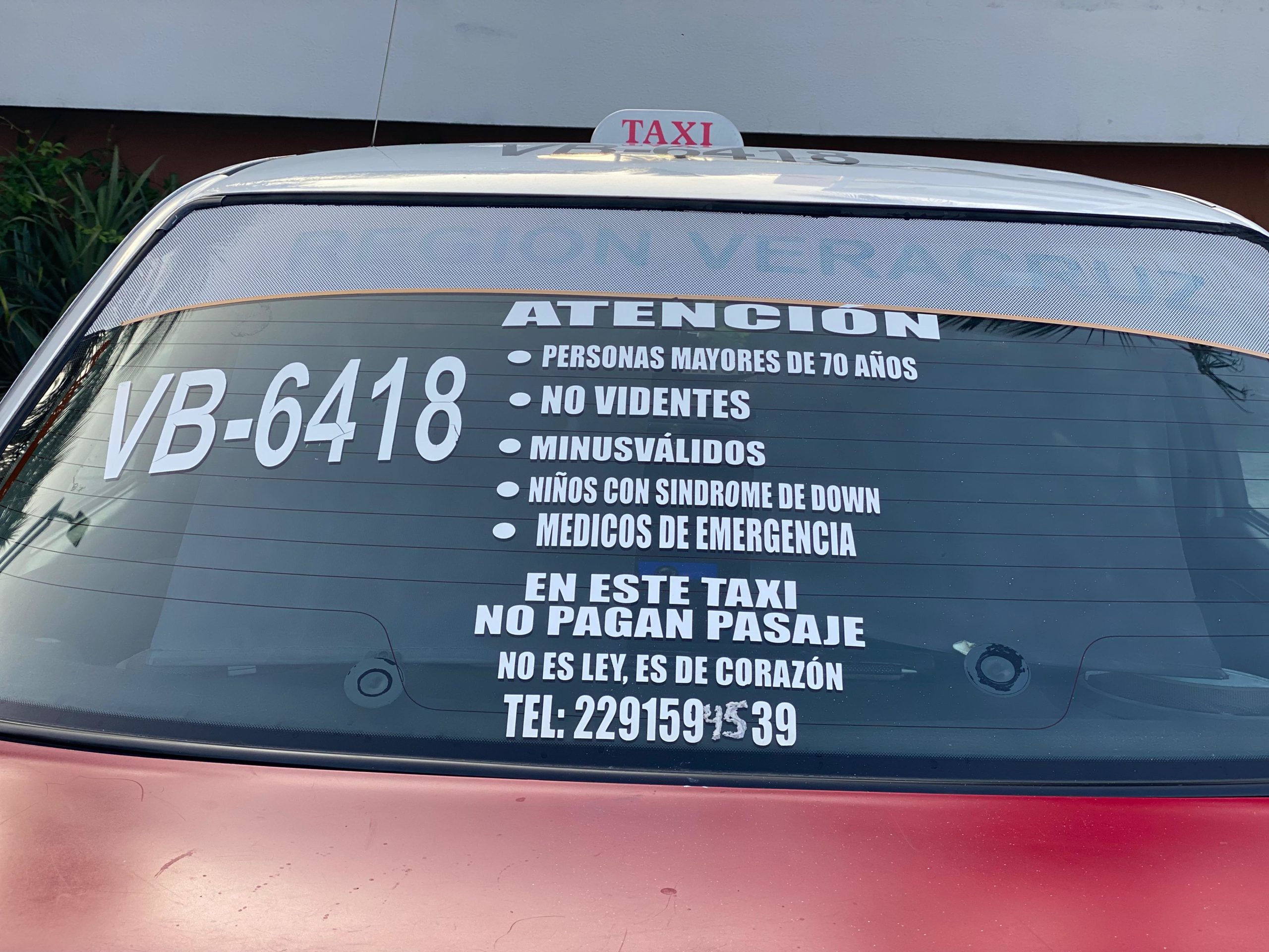 Taxista de Veracruz puerto ofrece viajes gratuitos a discapacitados y personas mayores