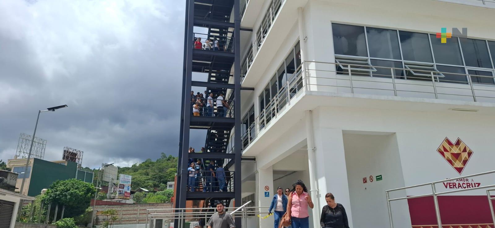 En Torre Orgullo Veracruzano, trabajadores participan en simulacro