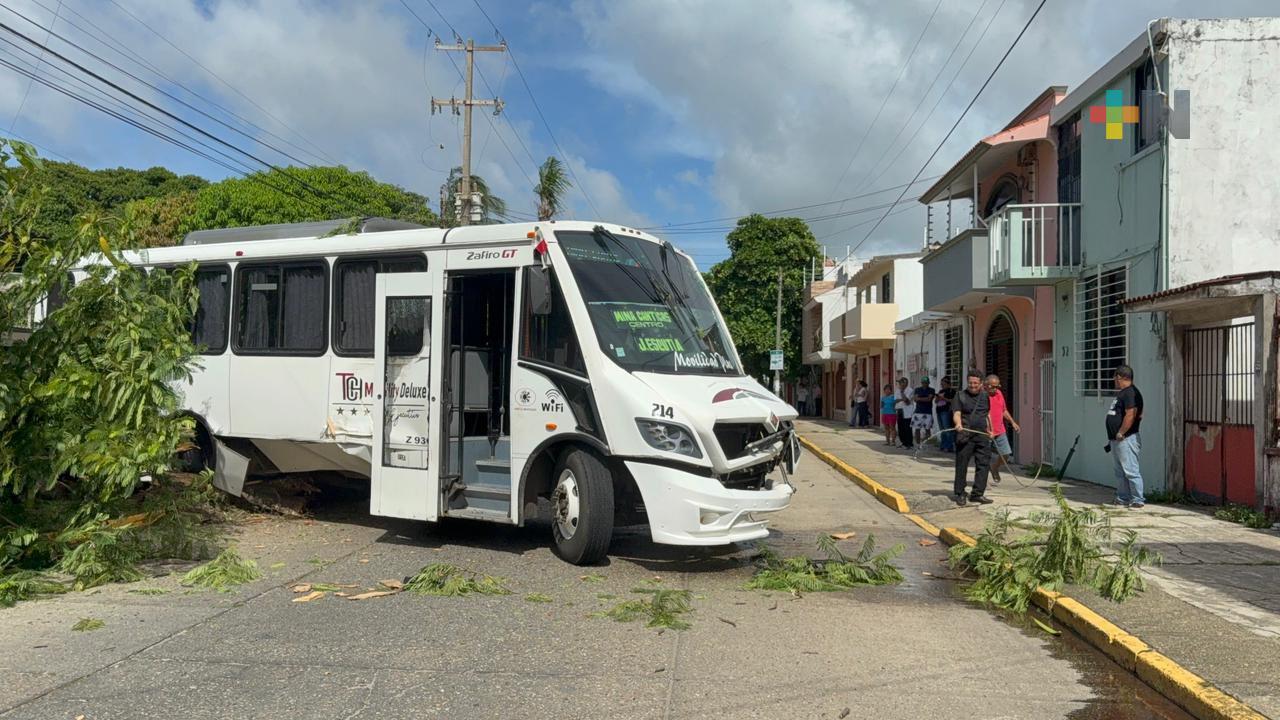Aparatoso accidente en Coatzacoalcos deja siete personas lesionadas