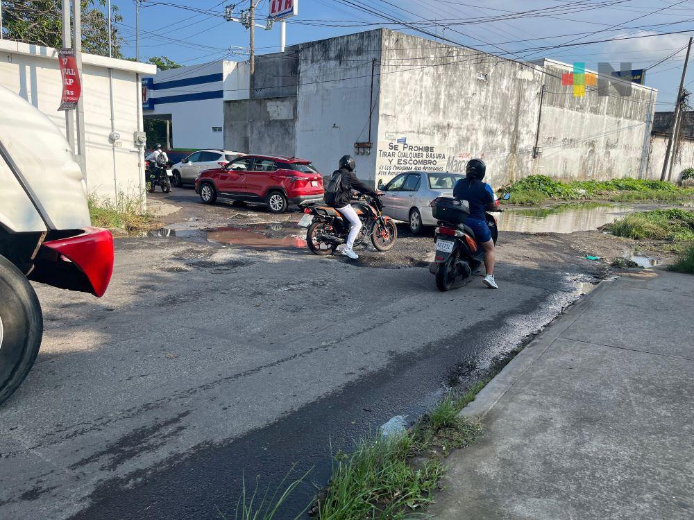 Baches y fuga de agua complica tránsito de ciudadanía en calle Jiménez sur de la ciudad de Veracruz