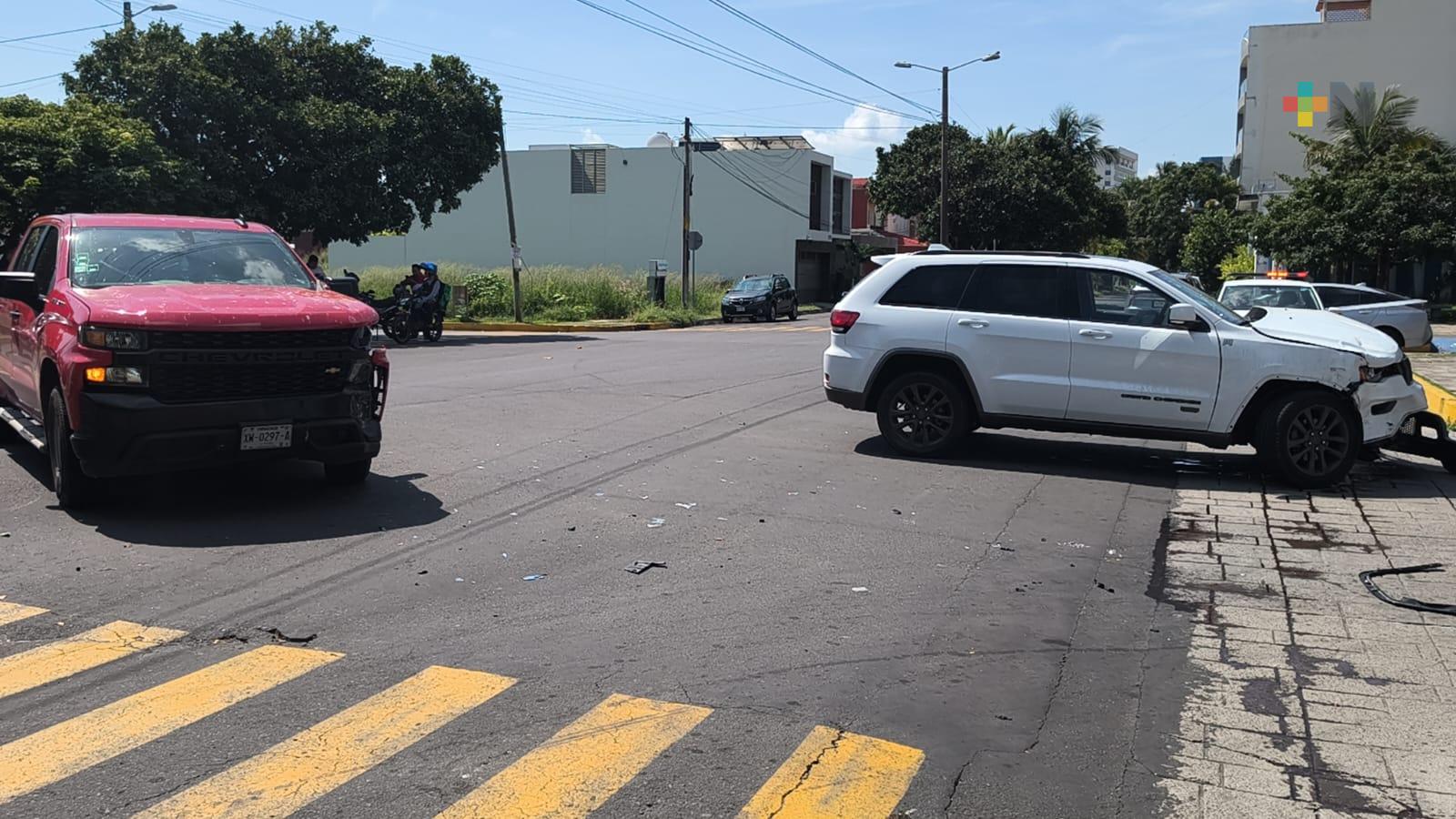 Choque entre dos camionetas en fraccionamiento Costa de Oro de Boca del Río