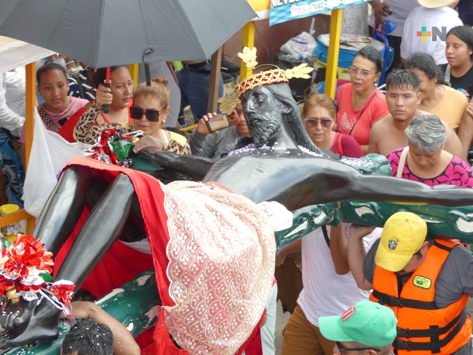 Miles de peregrinos veneran al Cristo Negro en Otatitlán