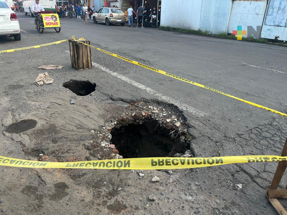 Socavones frente a escuela de Veracruz puerto son un riesgo para estudiantes
