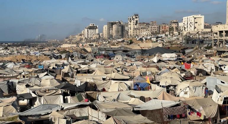 El ejército israelí bombardea más edificios residenciales de la ciudad de Gaza