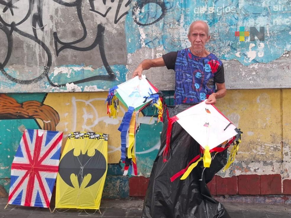 Desde hace 50 años elabora papalotes que vende en el centro de Xalapa