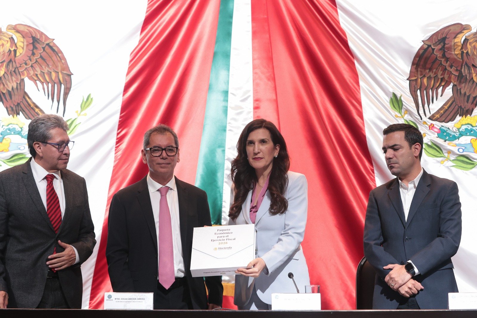 Secretaría de Hacienda entrega Paquete Económico 2026; prevé crecimiento entre 1.8 y 2.8%