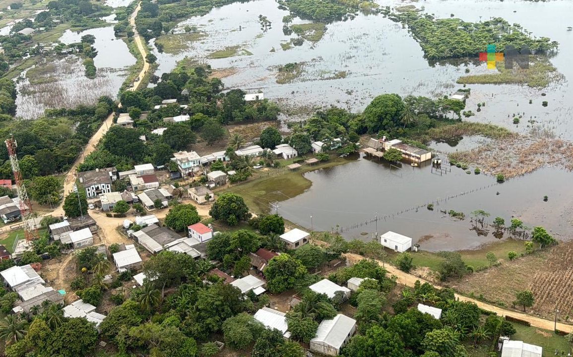 Ejército y GN llevan ayuda humanitaria a comunidades inundadas en sur de Veracruz